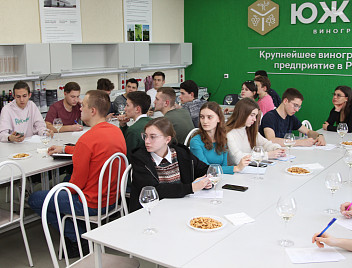 На факультете плодоовощеводства и виноградарства состоялось очередное заседание клуба «Дары Диониса»