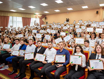 В КубГАУ студентам-первокурсникам вручили сертификаты на получение повышенных именных стипендий